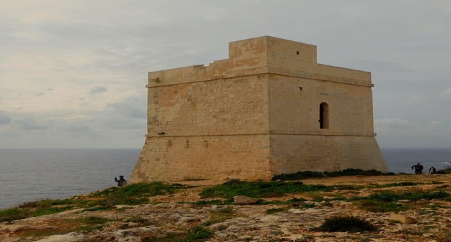 在海岸线的制高点，我看到了五彩的马耳他！